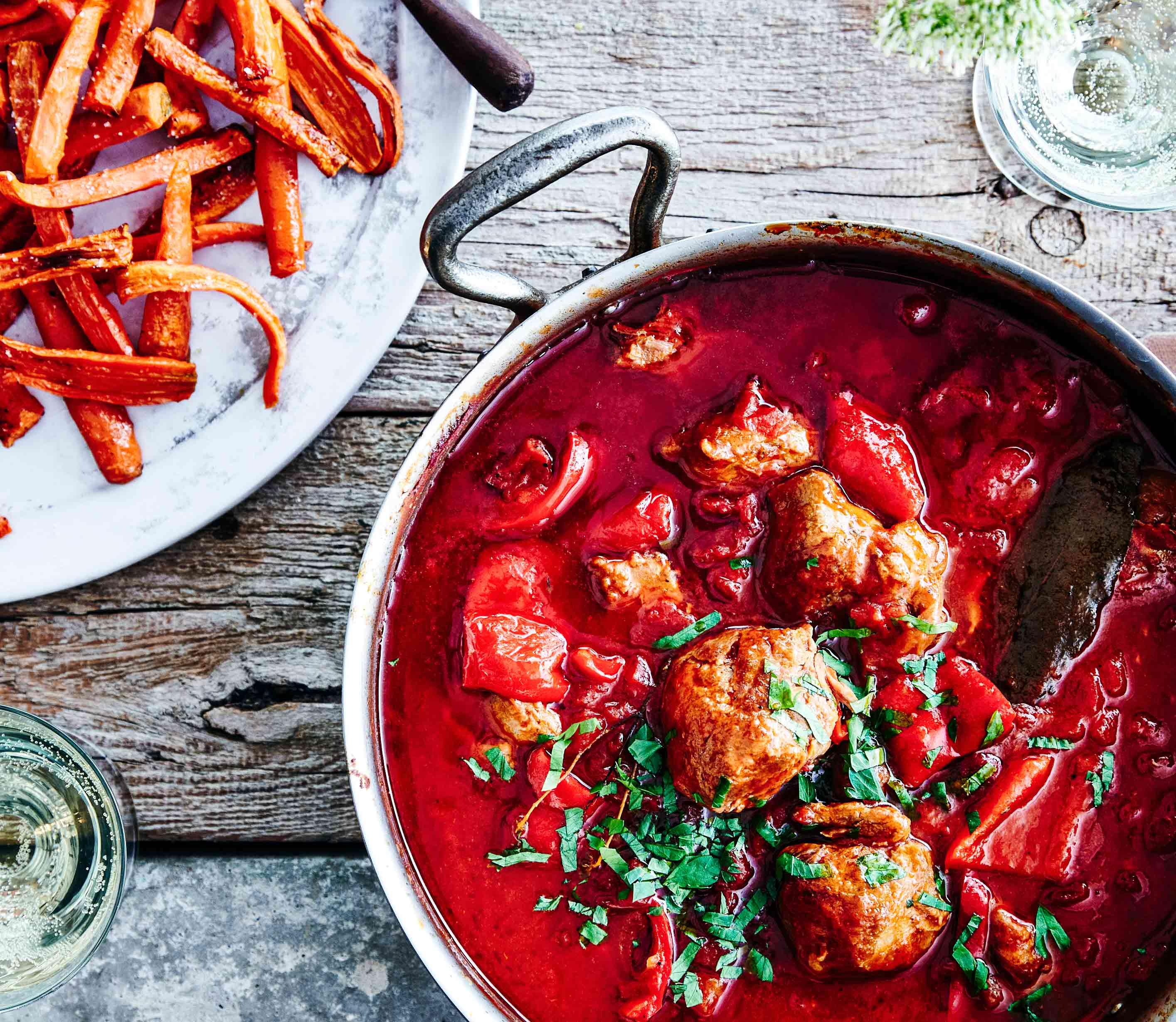 Kalkoenstoofpot met paprika en wortelfrietjes